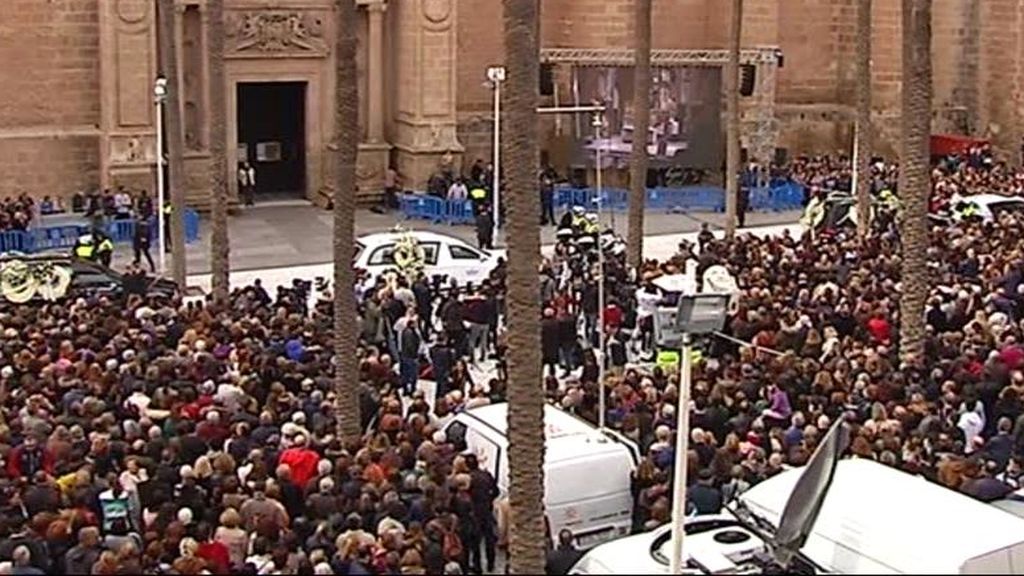 Multitudinaria despedida al pequeño Gabriel en la catedral de Almería
