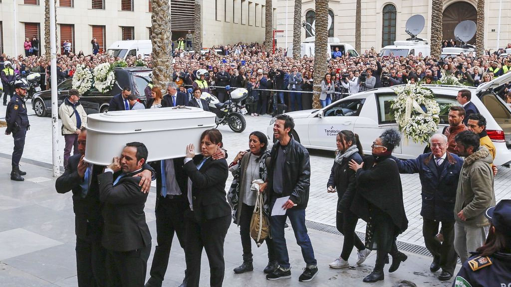 Los padres del pequeño Gabriel llegan al funeral