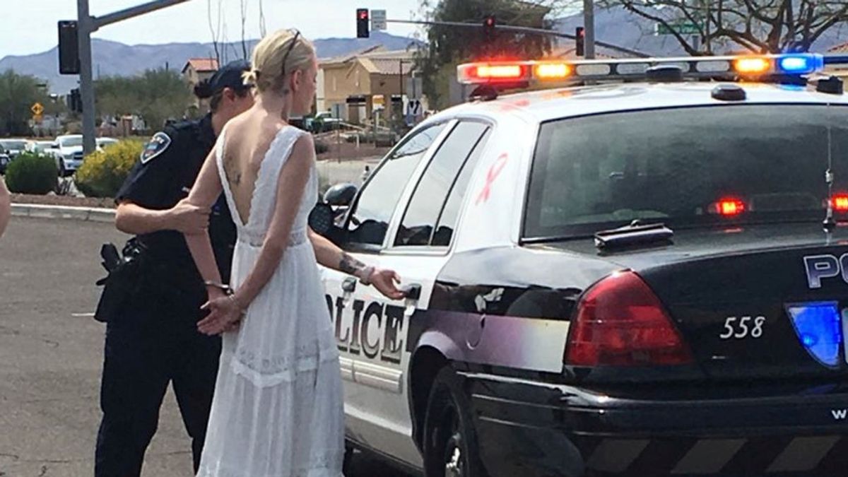 Detienen a una novia camino de su boda por conducir bajo los efectos del alcohol y las drogas