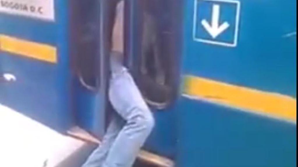 Un ladrón queda atrapado en las puertas de un autobús tras robar a los pasajeros