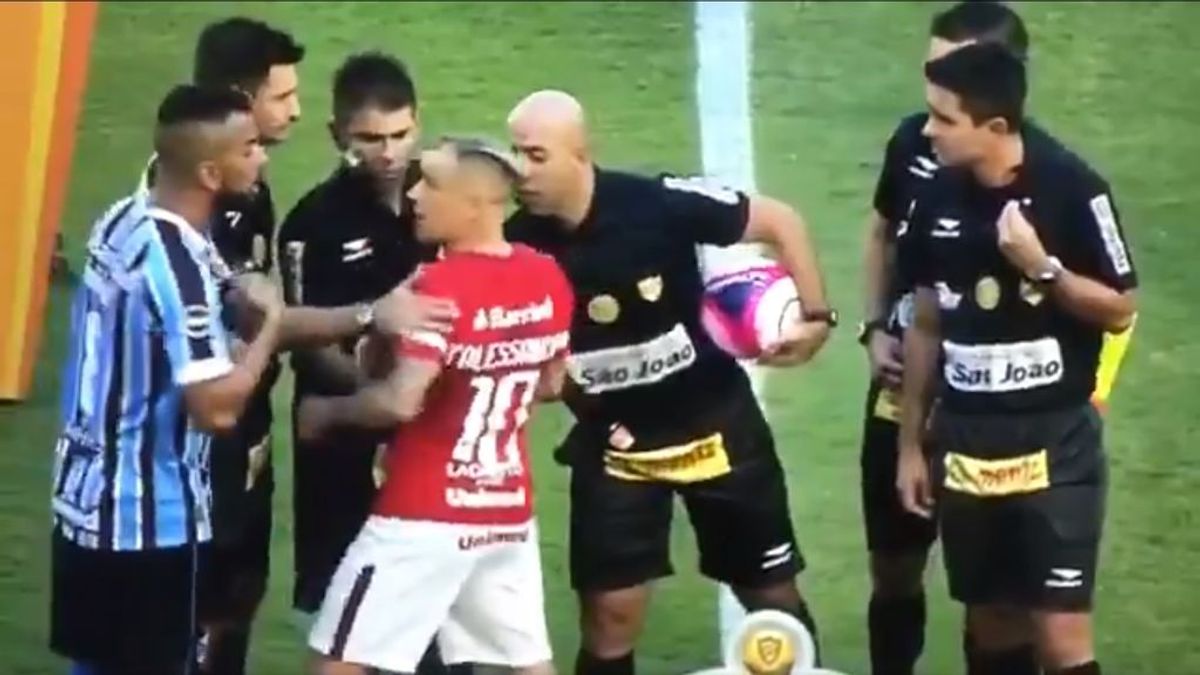 Lío en el derbi de Porto Alegre: los capitanes se encaran en el sorteo y los árbitros les tienen que separar