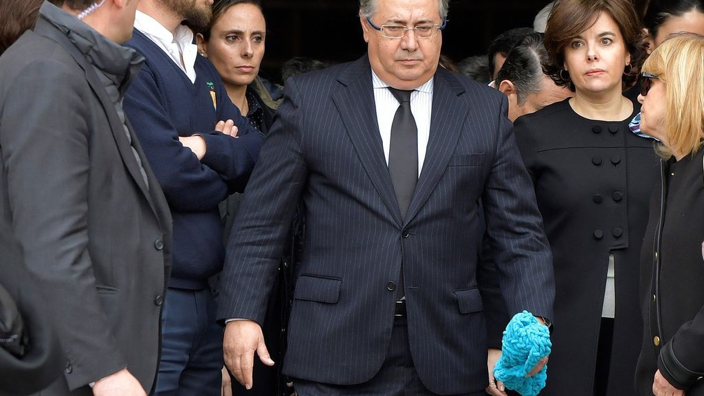 El Ministro del Interior ha llegado al funeral con la bufanda de Gabriel en la mano
