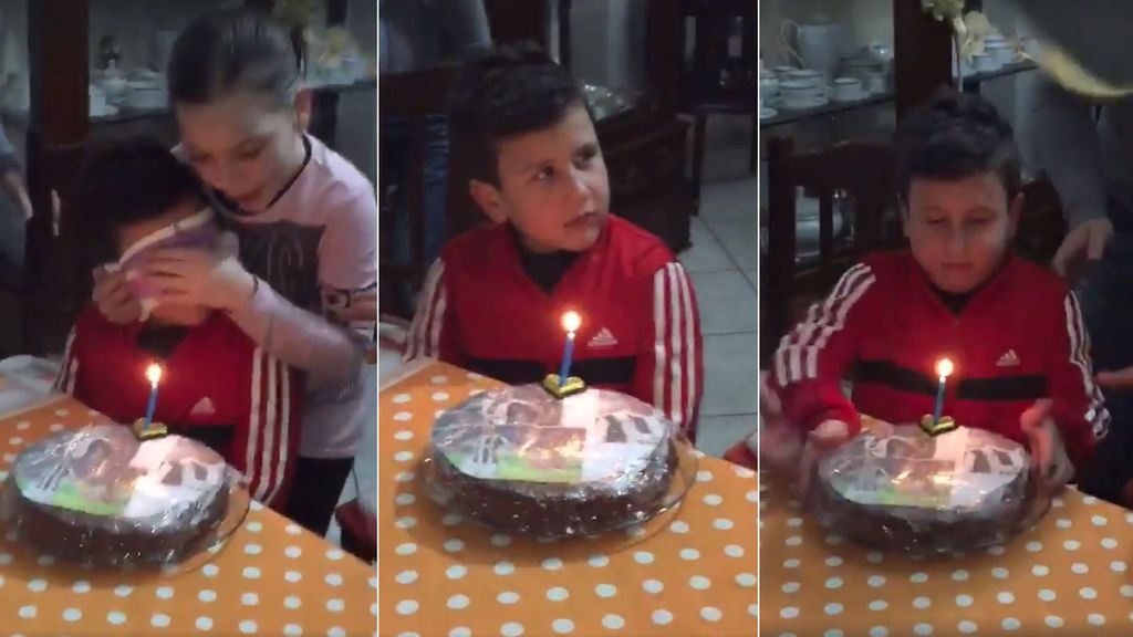 La viral reacción de un pequeño aficionado del Nápoles al ver que su tarta de cumpleaños es de la Juventus
