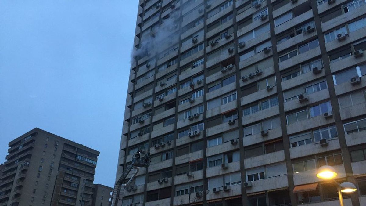 Aparatoso incendio y desalojo de más de 150 viviendas en Madrid