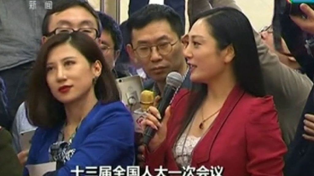 Los gestos y muecas de una periodista china dan la vuelta al mundo
