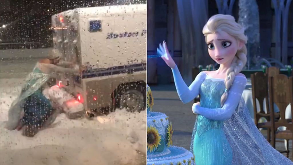 Una drag vestida de Elsa, de ‘Frozen’, ‘rescata’ a un furgón policial atrapado en la nieve