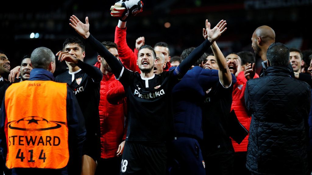 De la euforia con sus aficionados, al recuerdo del Betis: así fue la fiesta del Sevilla en Old Trafford