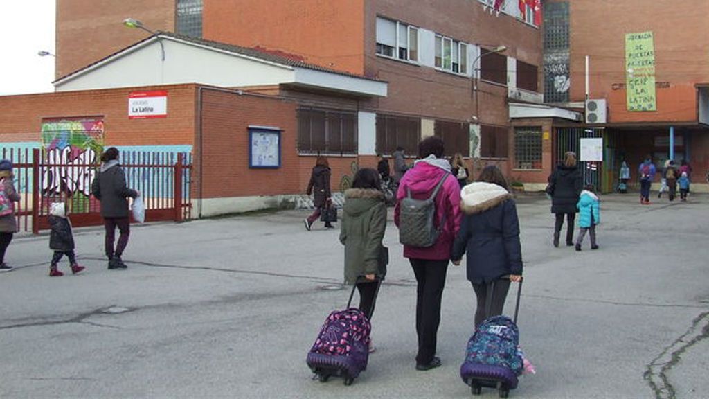 Refuerzo policial en los colegios de Madrid tras la quinta denuncia de intento de secuestro