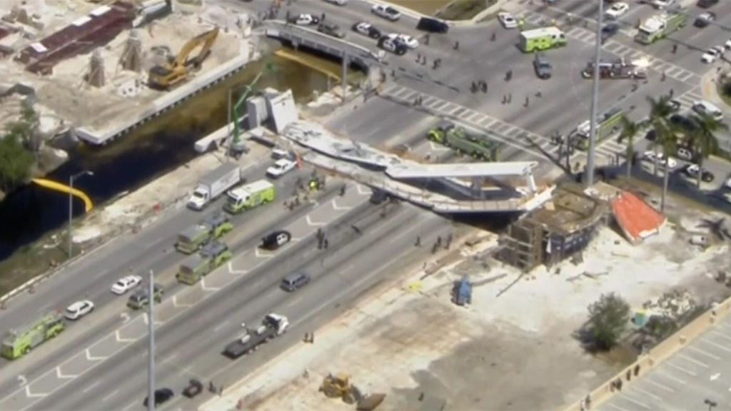Varios muertos al derrumbarse un puente peatonal sobre una autopista en Miami