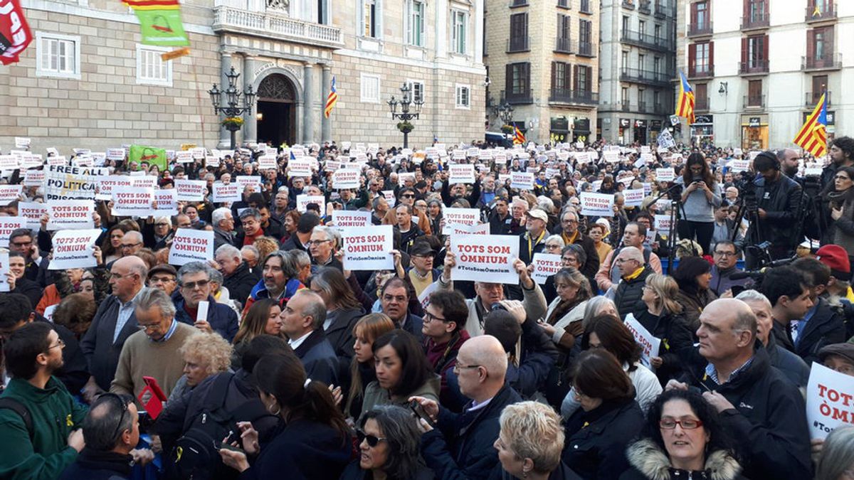 Unas 500 personas protestan en Barcelona contra los registros a Òmnium y la Generalitat
