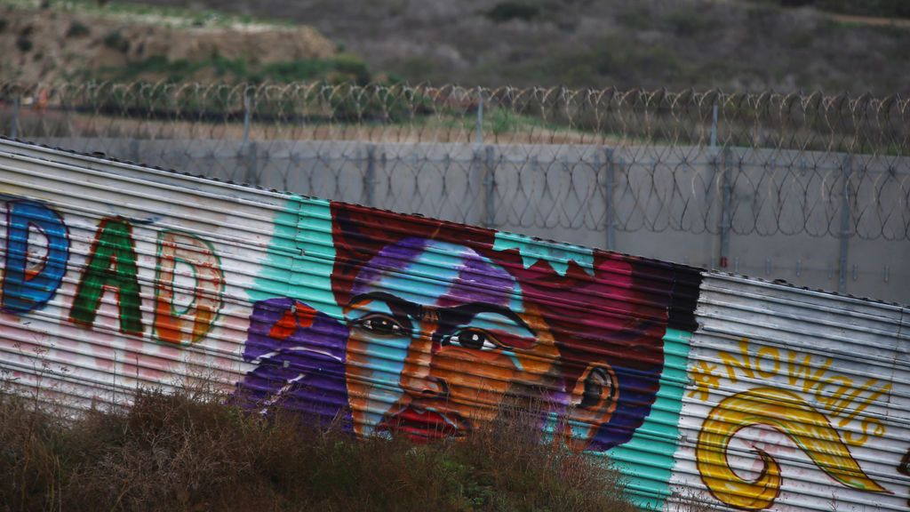Frida Kahlo pintada en el muro que separa México de Estados Unidos
