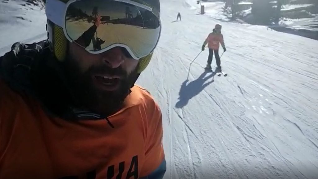 La voz, el color naranja y la confianza: claves para que un esquiador ciego siga a su guía