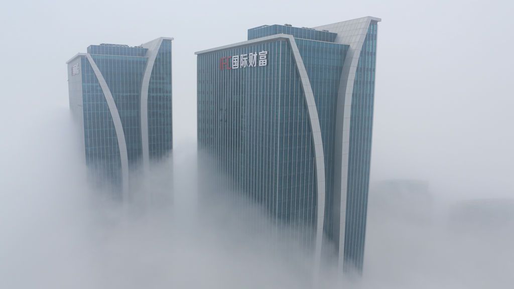 Dos rascacielos envueltos en la niebla