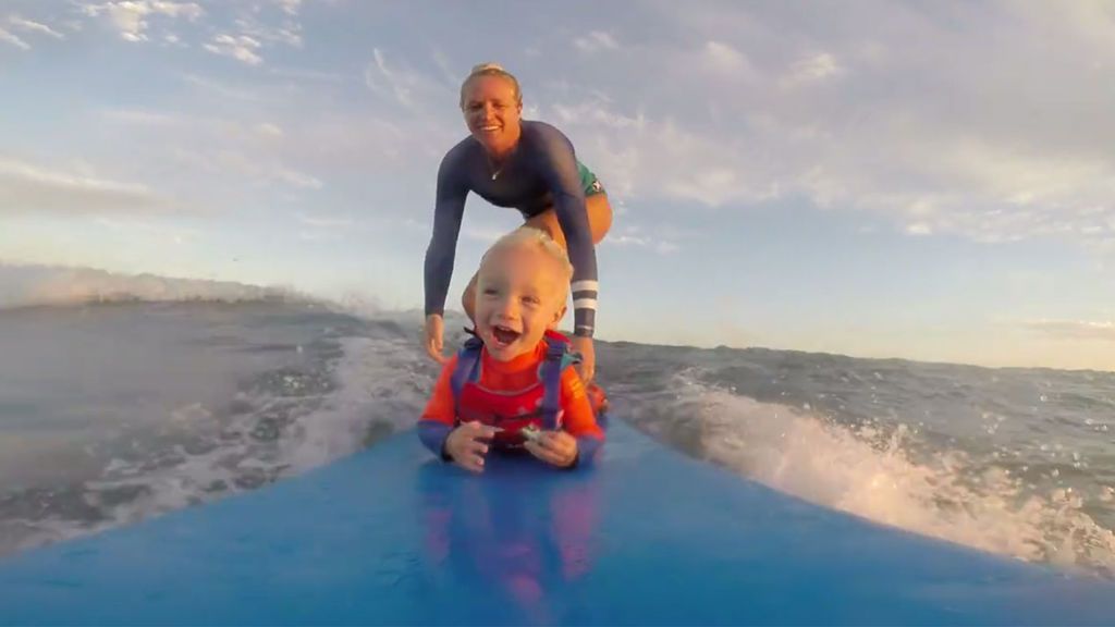 ¡Pura felicidad! Una madre y su hijo de tres años comparten su pasión surfeando en la misma tabla