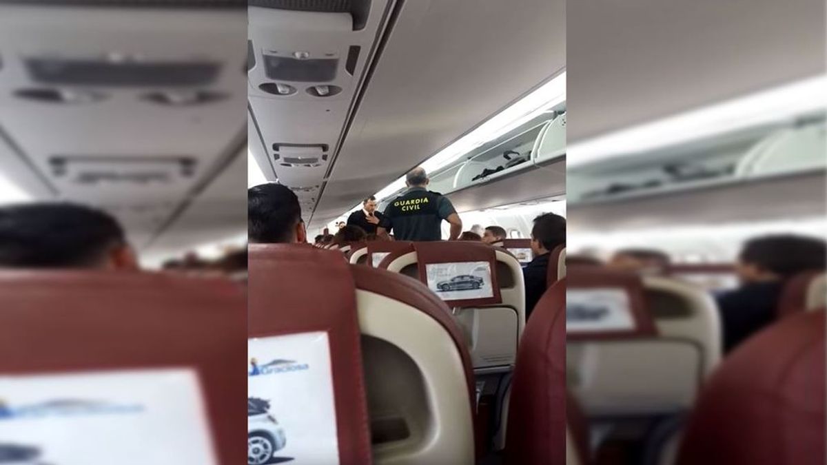 Expulsado de un avión por insultar a la azafata: "¡Fuera de aquí! No quiero negras a mi lado"