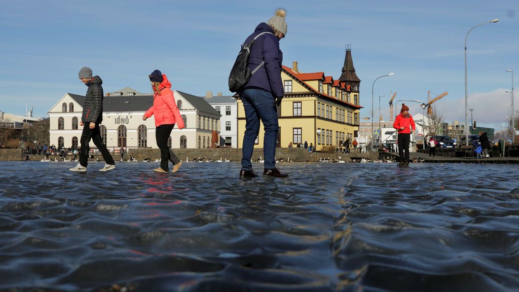 La gente camina por el agua congelada