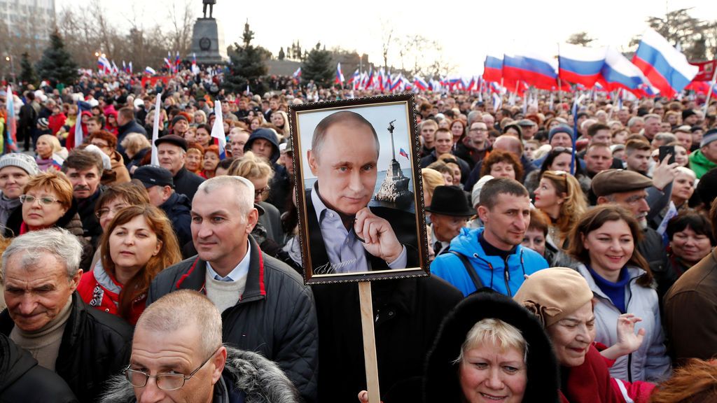 La gente asiste a un mitin que conmemora el cuarto aniversario de la anexión de Crimea por parte de Rusia en el puerto de Sebastopol, Crimea