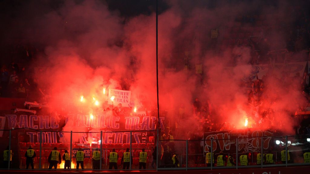 Los ultras del Olympique de Marsella lanzan bengalas contra la afición del Athletic dentro de San Mamés