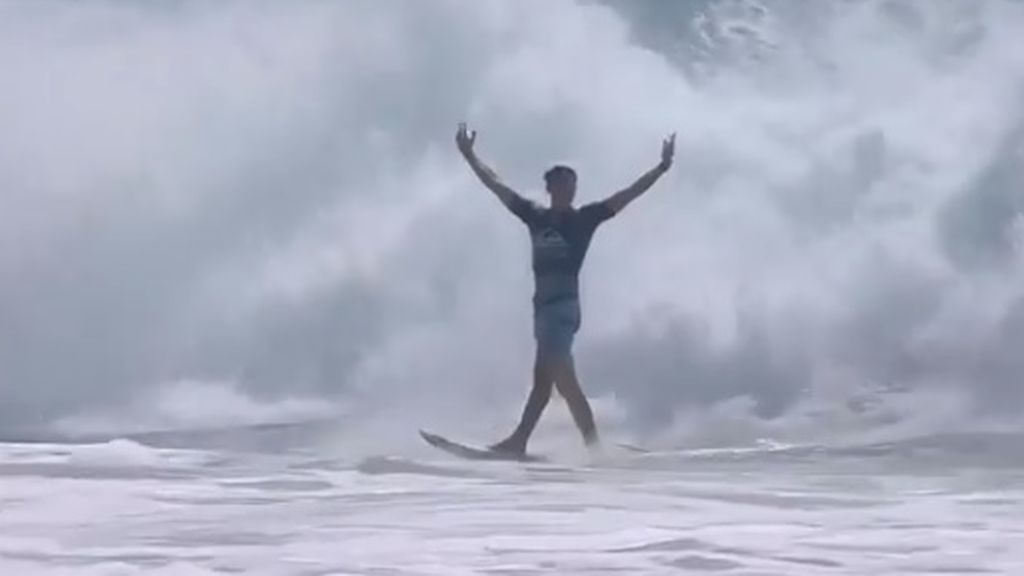 La increíble maniobra de un surfista que le hizo ganarse un 10 en su debut como profesional