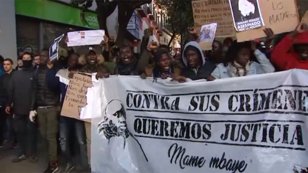 Protesta multitudinaria en Lavapiés clamando “justicia” para el fallecido Mbaye