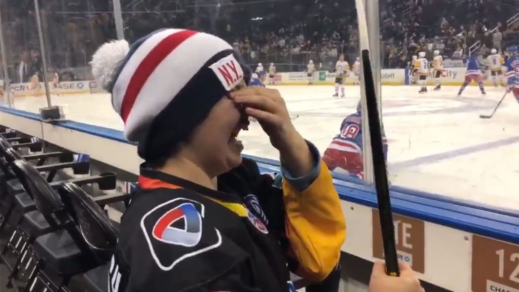 ¡La reacción más tierna! Su ídolo le regala su stick de hockey y el pequeño no puede parar de llorar