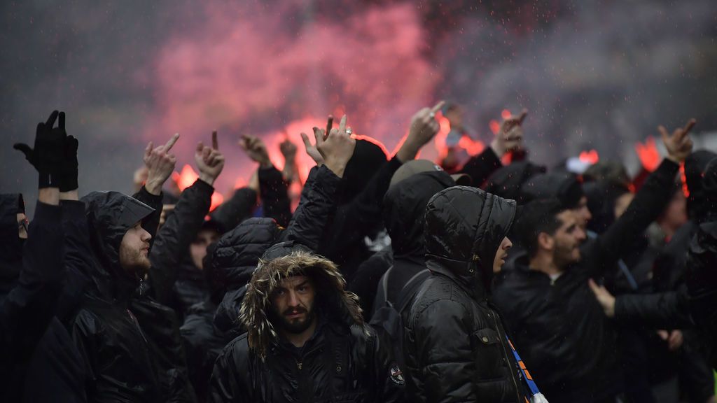 La violencia de los ultras del Marsella desde dentro: agresiones, bengalas, insultos… en San Mamés