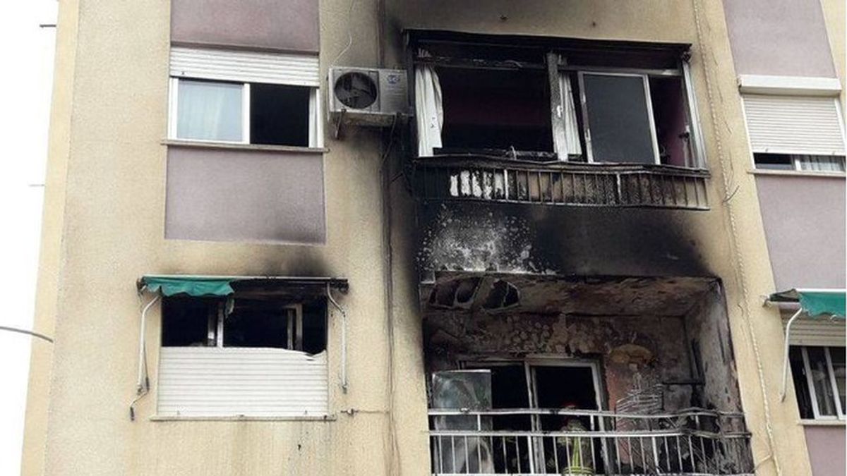 Arden dos pisos en Valencia por el lanzamiento imprudente de un petardo
