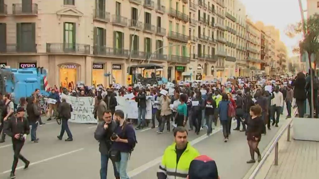 Multitudinaria concentración en Barcelona en recuerdo al senegalés fallecido en Lavapiés