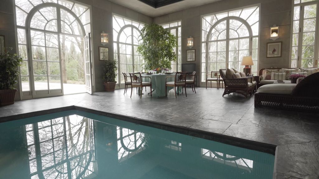 Piscina interior, gran salón... así es la casa de Isabel Preysler por dentro, foto a foto