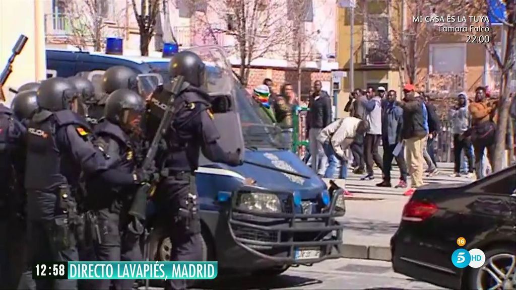 Nuevos disturbios en Lavapiés durante la concentración por la muerte de un mantero senegalés