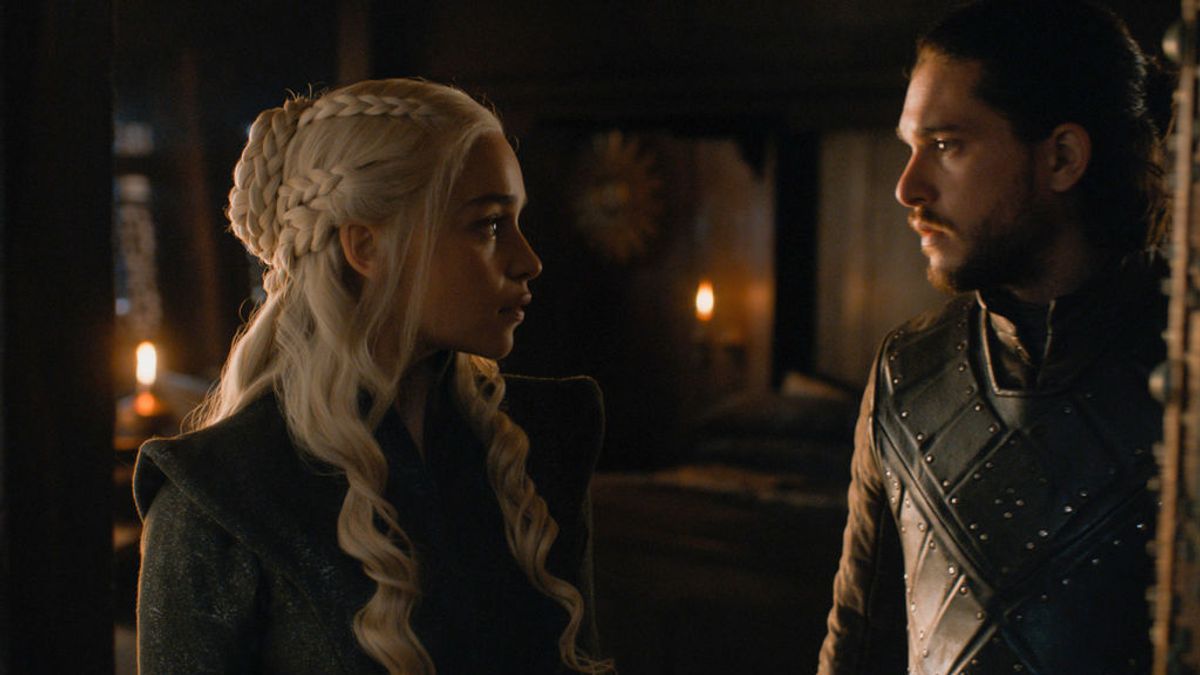 KIt Harington y Emilia Clarke interpretan a Jon Snow y Daenerys Targaryen en la serie 'Juego de Tronos'.