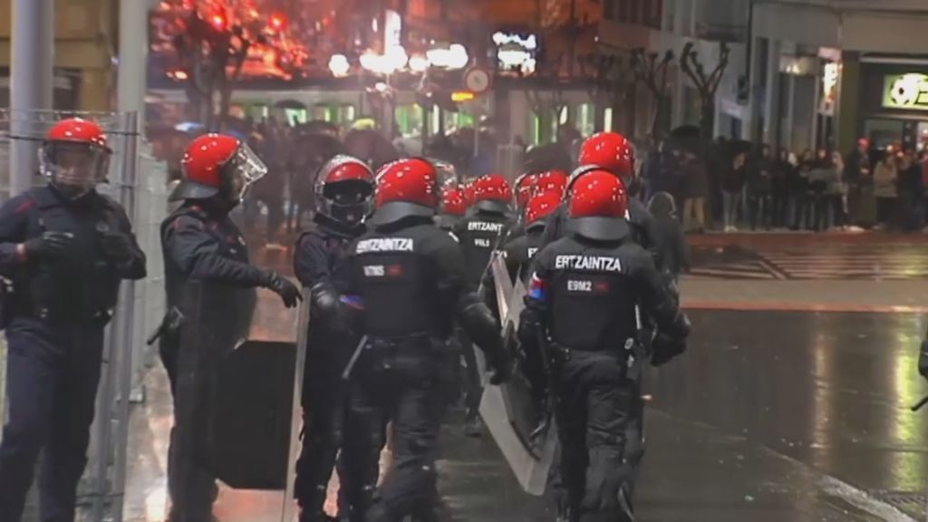La Ertzaintza evita más incidentes a la salida de San Mamés de los ultras franceses