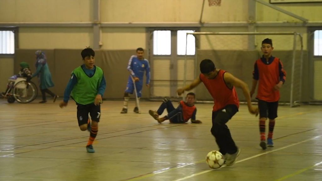 Los niños de Kabul con lesiones derivadas de la guerra encuentran en el fútbol su mejor rehabilitación