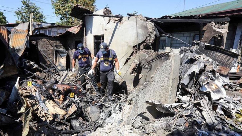 Mueren diez personas tras estrellarse un avión contra una casa en Filipinas