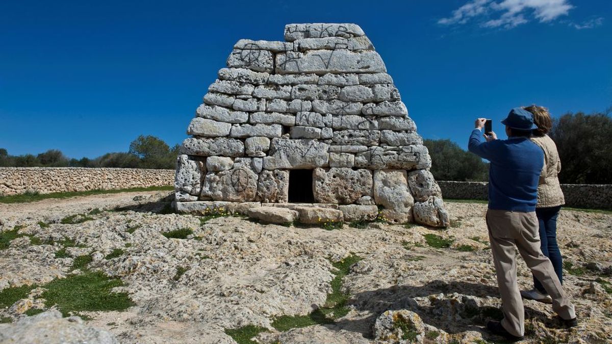 Aparece lleno pintadas el monumento prehistórico más importante de Menorca