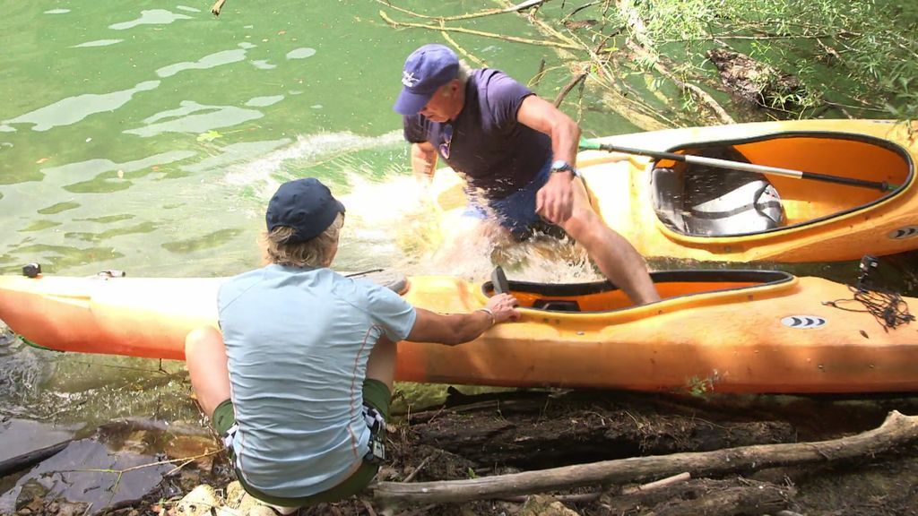 ¡Al agua, patos! Bertín resbala al salir de la piragua y se da un inesperado remojón