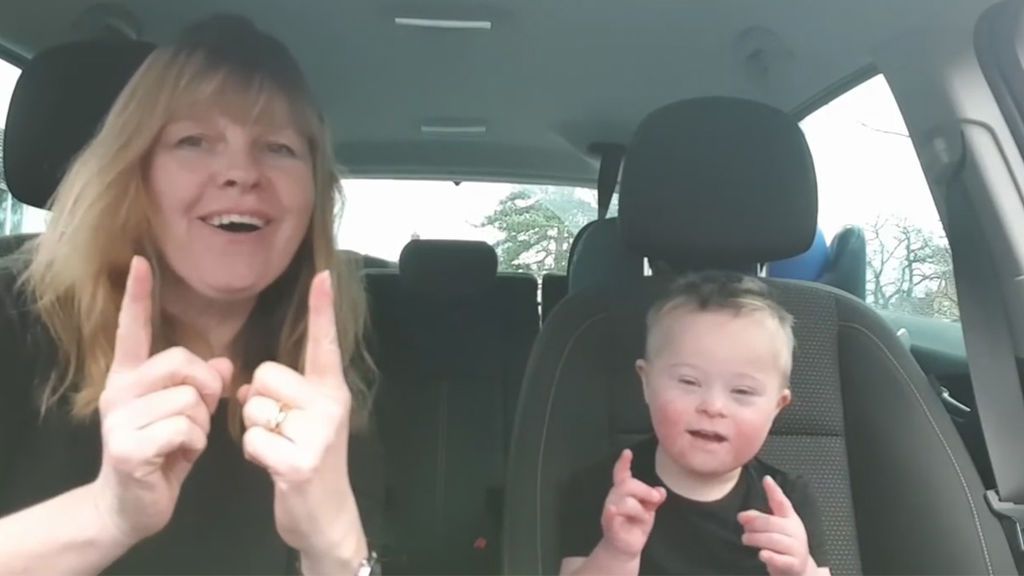 '50 madres, 50 niños y un cromosoma extra': "Lo divertida que es la vida" con síndrome de Down
