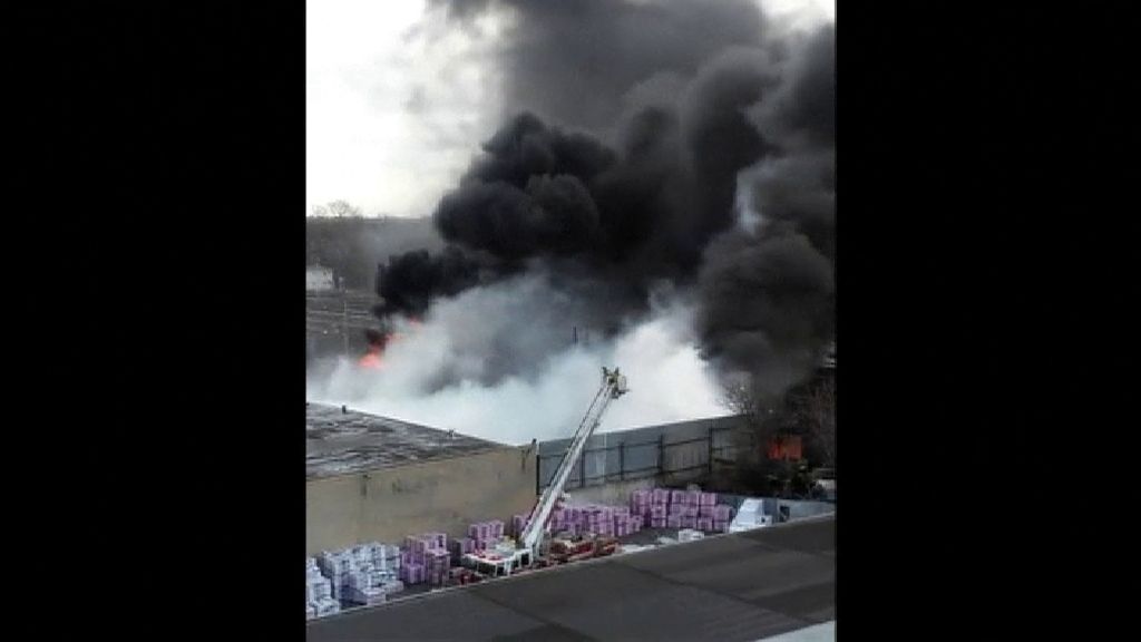 Un incendio en una planta de reciclaje obliga a cortar una línea de tren en Nueva York