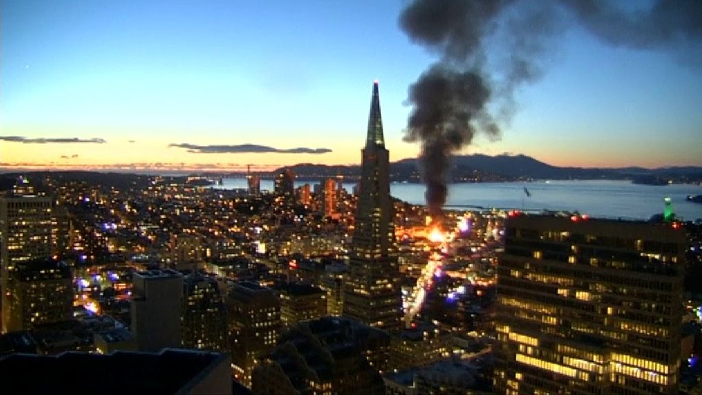 Un aparatoso incendio devora un bloque de viviendas en San Francisco