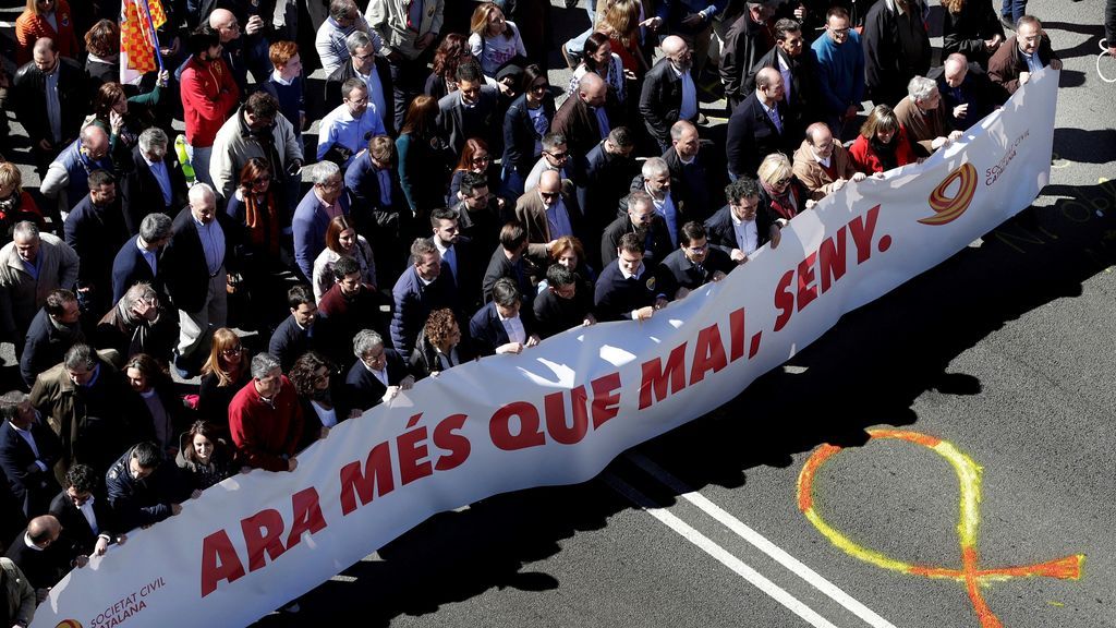 Multitudinaria manifestación en contra del bloqueo institucional en Cataluña