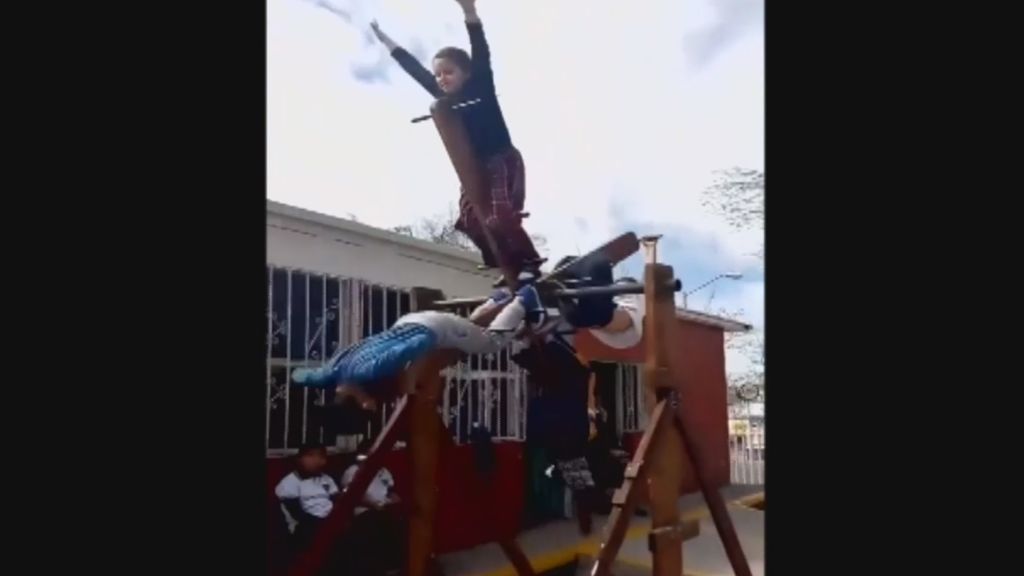 La increíble habilidad de unos niños al hacer girar una rueda de madera