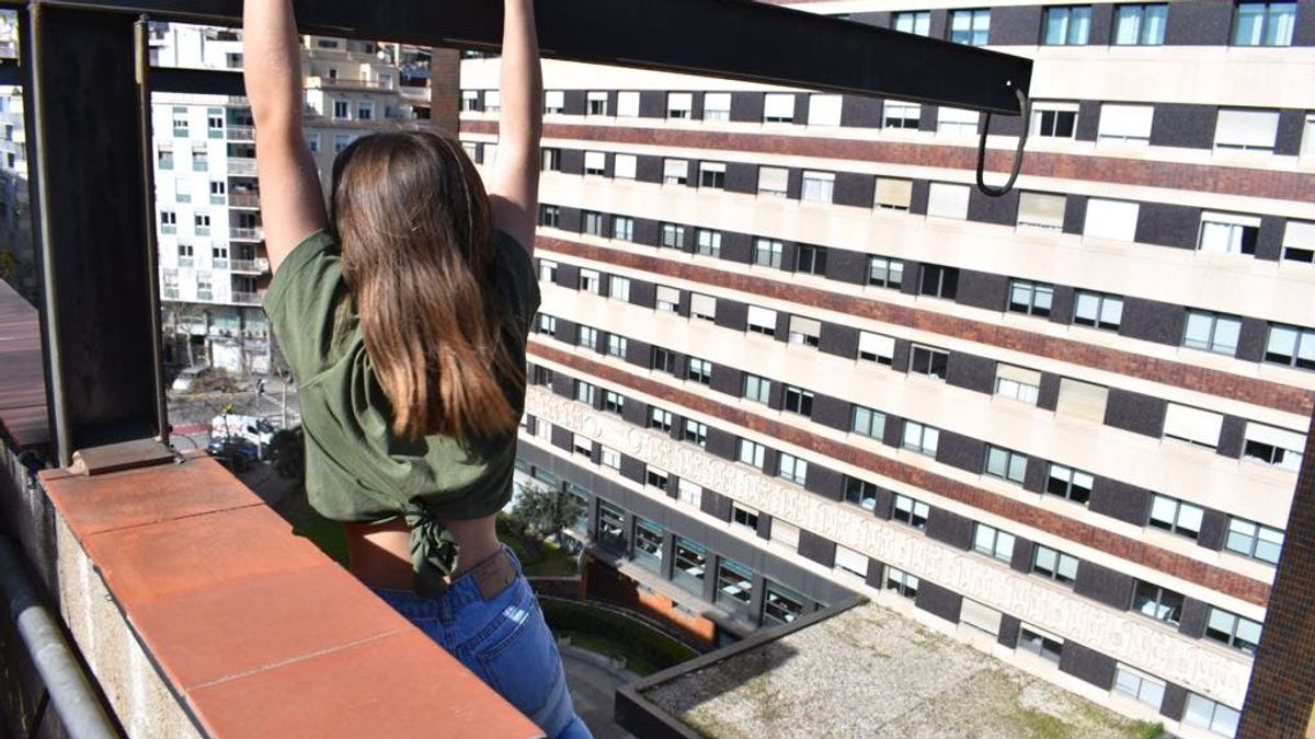 Rescatan a una adolescente en Barcelona colgada de una azotea para hacerse una foto