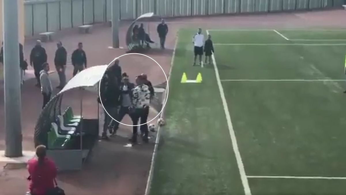 Un padre agrede al entrenador de su hijo de siete años por sacarle a jugar a falta de diez minutos