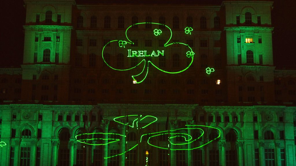 El Parlamento de Rumania se tiñe de verde para celebrar San Patricio