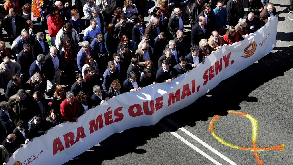 Multitudinaria manifestación en contra del bloqueo institucional en Cataluña