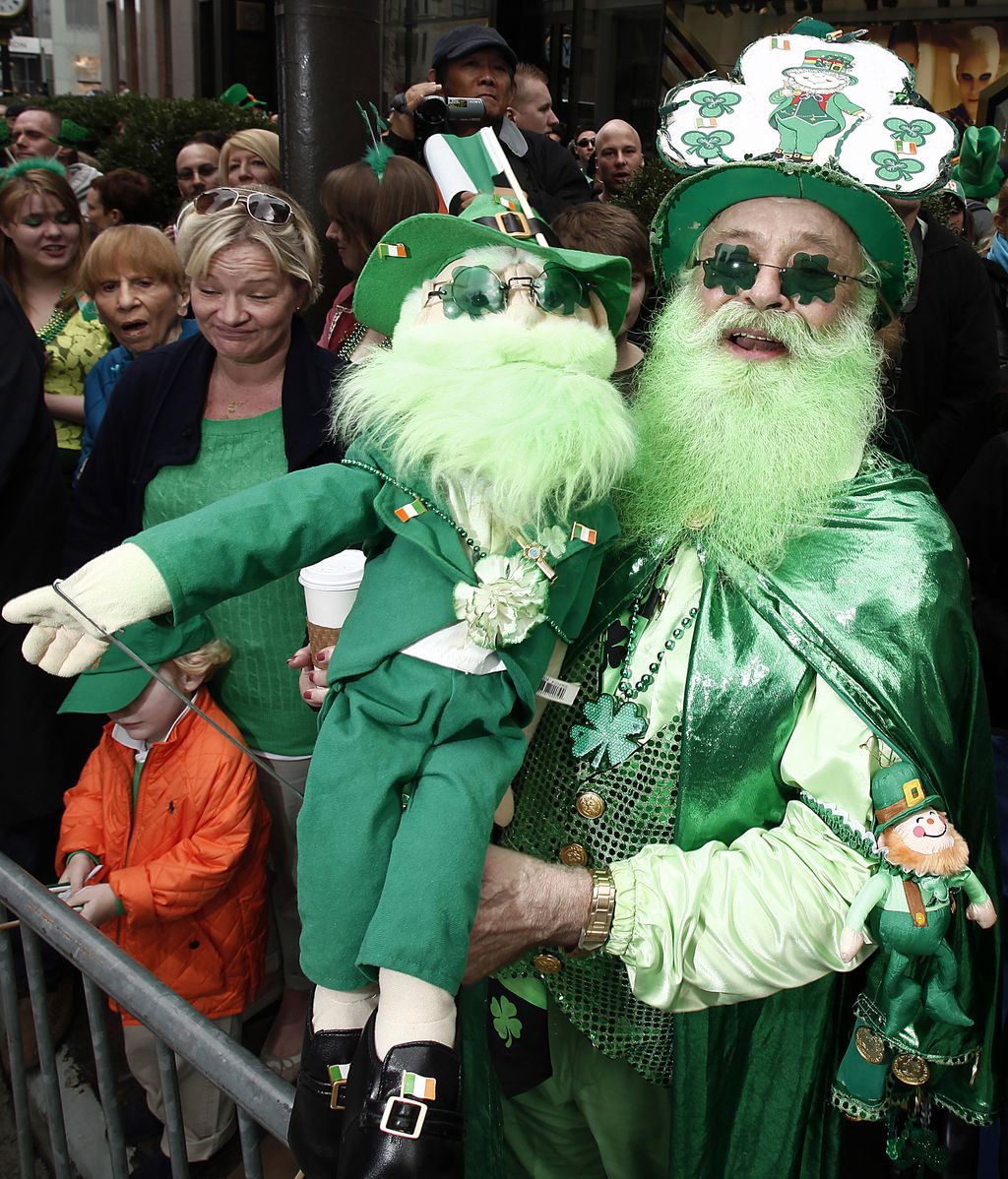 Ciudadanos disfrazados celebran el Día de San Patricio