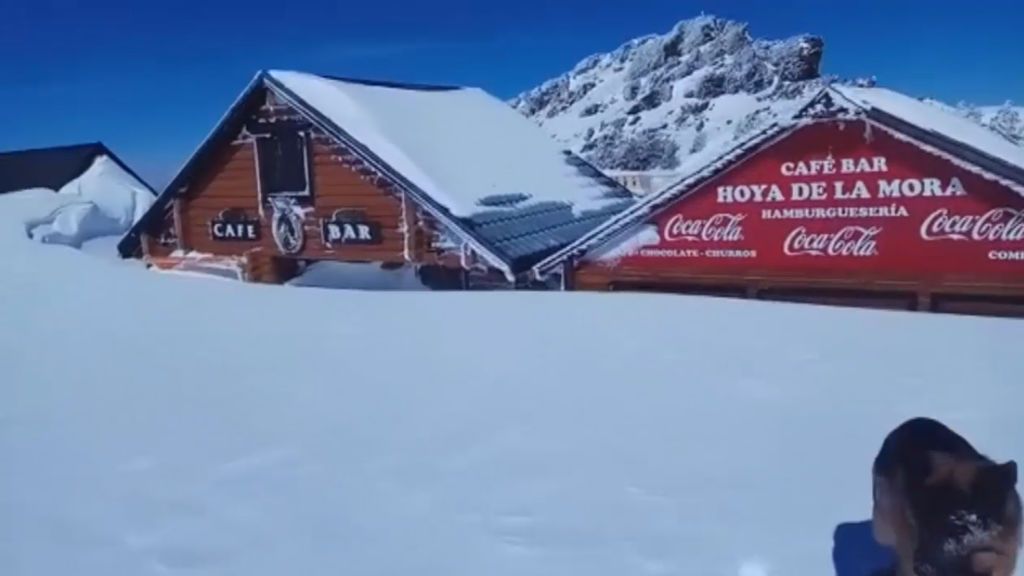 La nieve sepulta carreteras y negocios en la parte alta de Sierra Nevada