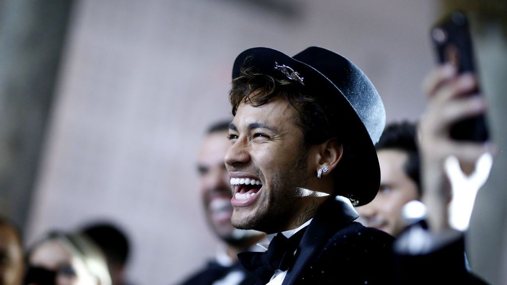 Neymar, sin muletas y dándolo todo en la primera de las fiestas de cumpleaños de su hermana