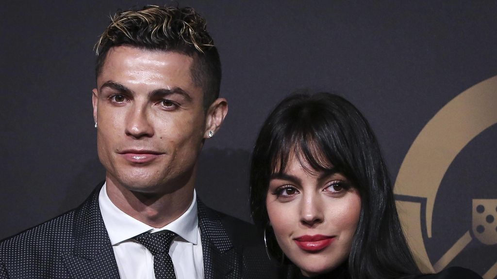 Flequillo... ¡y brackets! La revolución estilística de Georgina en su posado con Ronaldo en los Premios Quinas