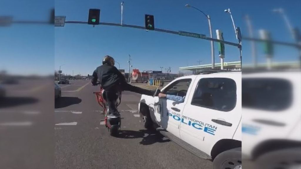 Un policía de Misuri 'choca los cinco' con un motorista haciendo un caballito